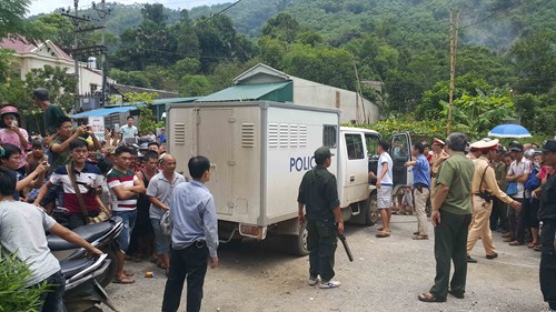 Di lý nghi phạm Đặng Văn Hùng và bạn gái Hùng về Công an tỉnh Yên Bái